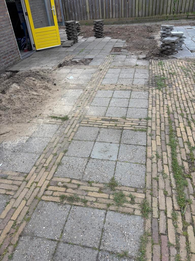 Gratis af te halen: Grijze stoeptegels en beton klinkers, Tuin en Terras, Tegels en Klinkers, Ophalen, Gebruikt, Klinkers, 10 m² of meer