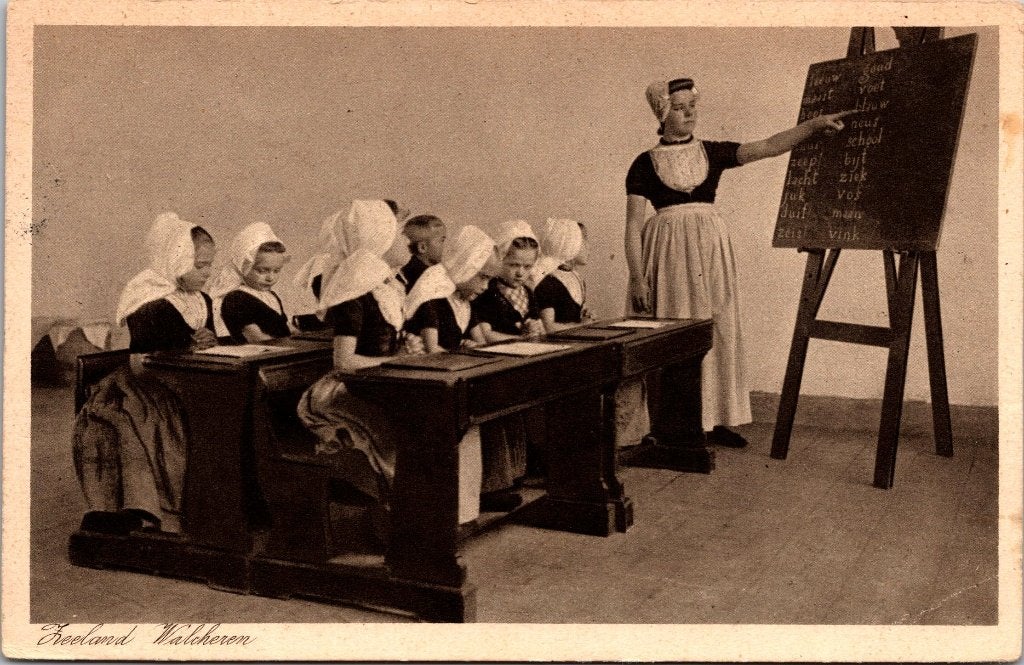 Walcheren - 12 antieke ansichtkaarten Klederdracht I, Verzenden, 1920 tot 1940, Gelopen, Zeeland