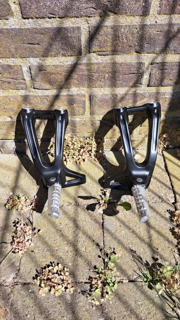 Yamaha Tenere 700 Voetsteunen achter (complete set), Motoren, Ophalen, Gebruikt