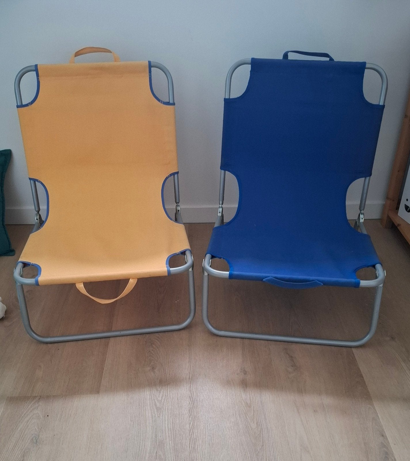 2x Opvouwbare strandstoelen - Geel en Blauw, Tuin en Terras, Ophalen of Verzenden, Gebruikt, Metaal, Inklapbaar