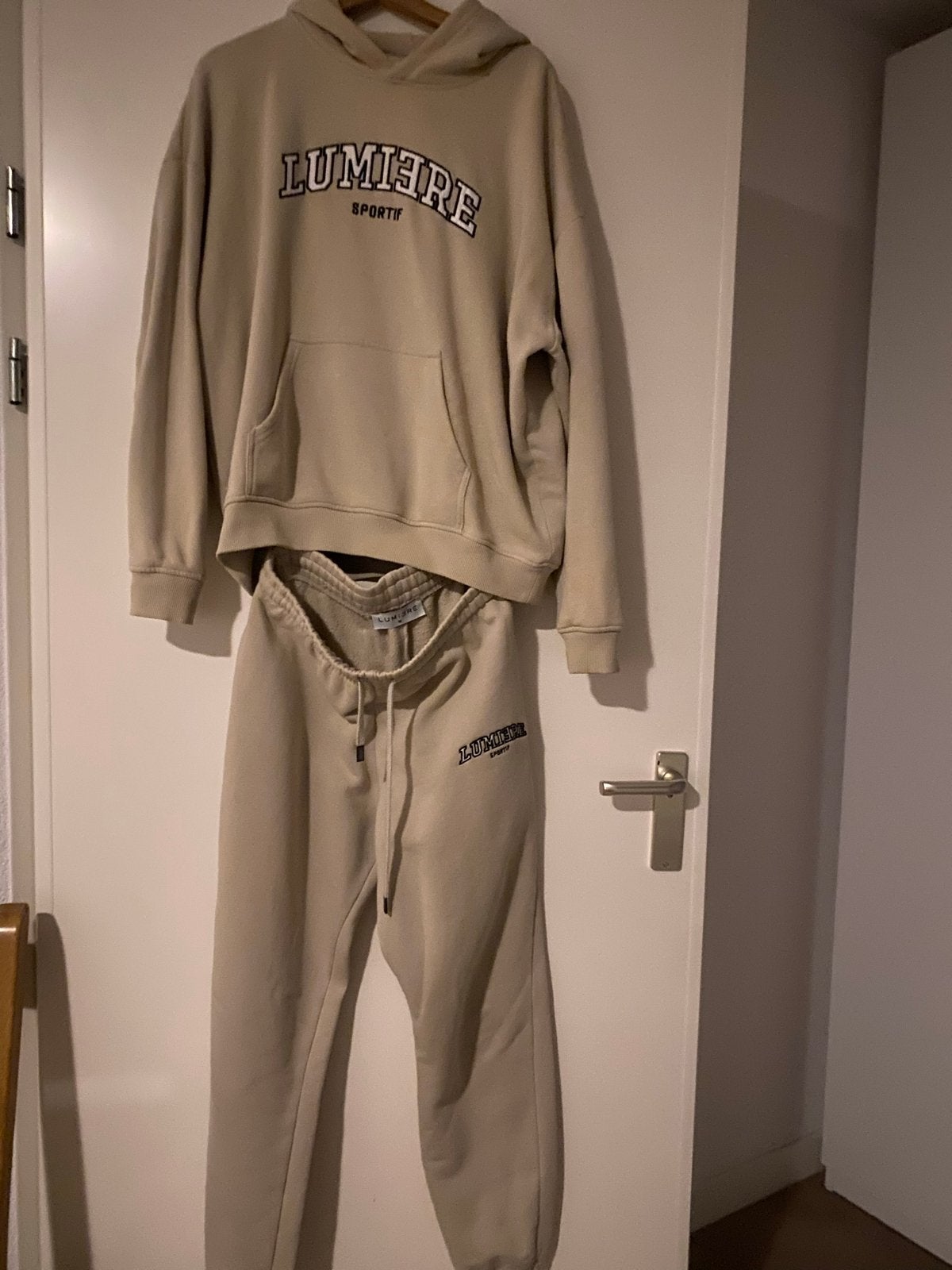 Lumiere Sportif Hoodie en Joggingbroek Set - Beige, Kleding | Dames, Ophalen of Verzenden, Zo goed als nieuw, Maat 38/40 (M), Beige