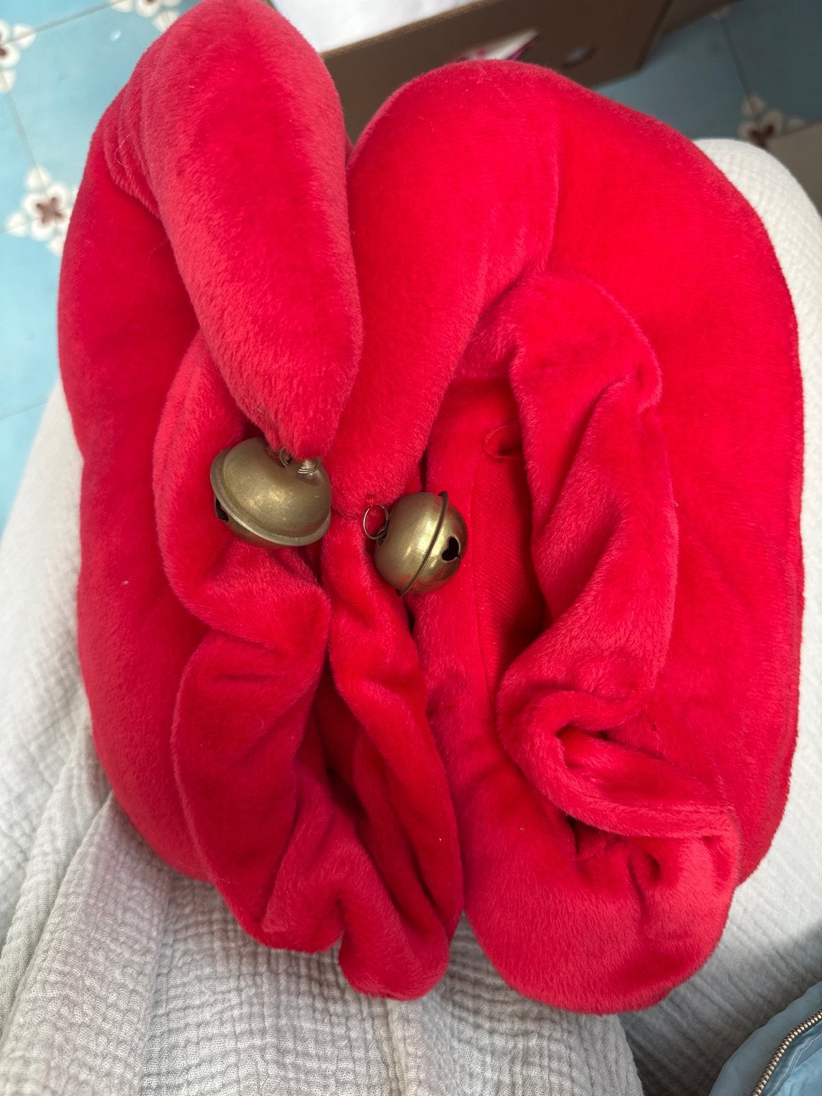 Efteling rode pantoffels met belletjes - Maat 39/41, Ophalen of Verzenden, Zo goed als nieuw, Rood, Pantoffels of Sloffen