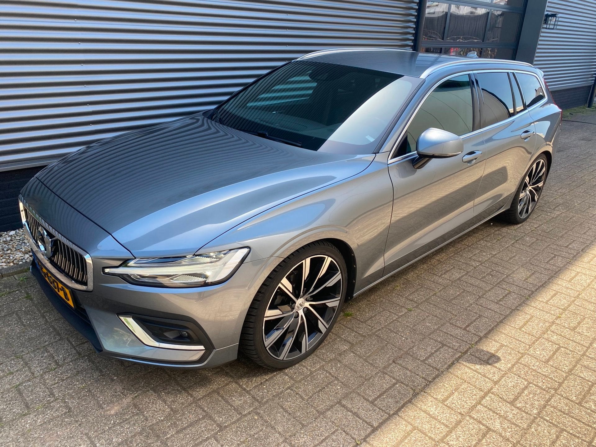 Volvo V60 2.0 D4 Inscription aut, Auto's, Gebruikt, Diesel, 1639 kg, Zilver of Grijs