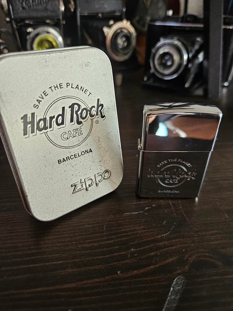 Orginele Zippo Hard Rock cafe Barcelona, Verzamelen, Rookartikelen, Aanstekers en Luciferdoosjes, Ophalen of Verzenden, Zo goed als nieuw