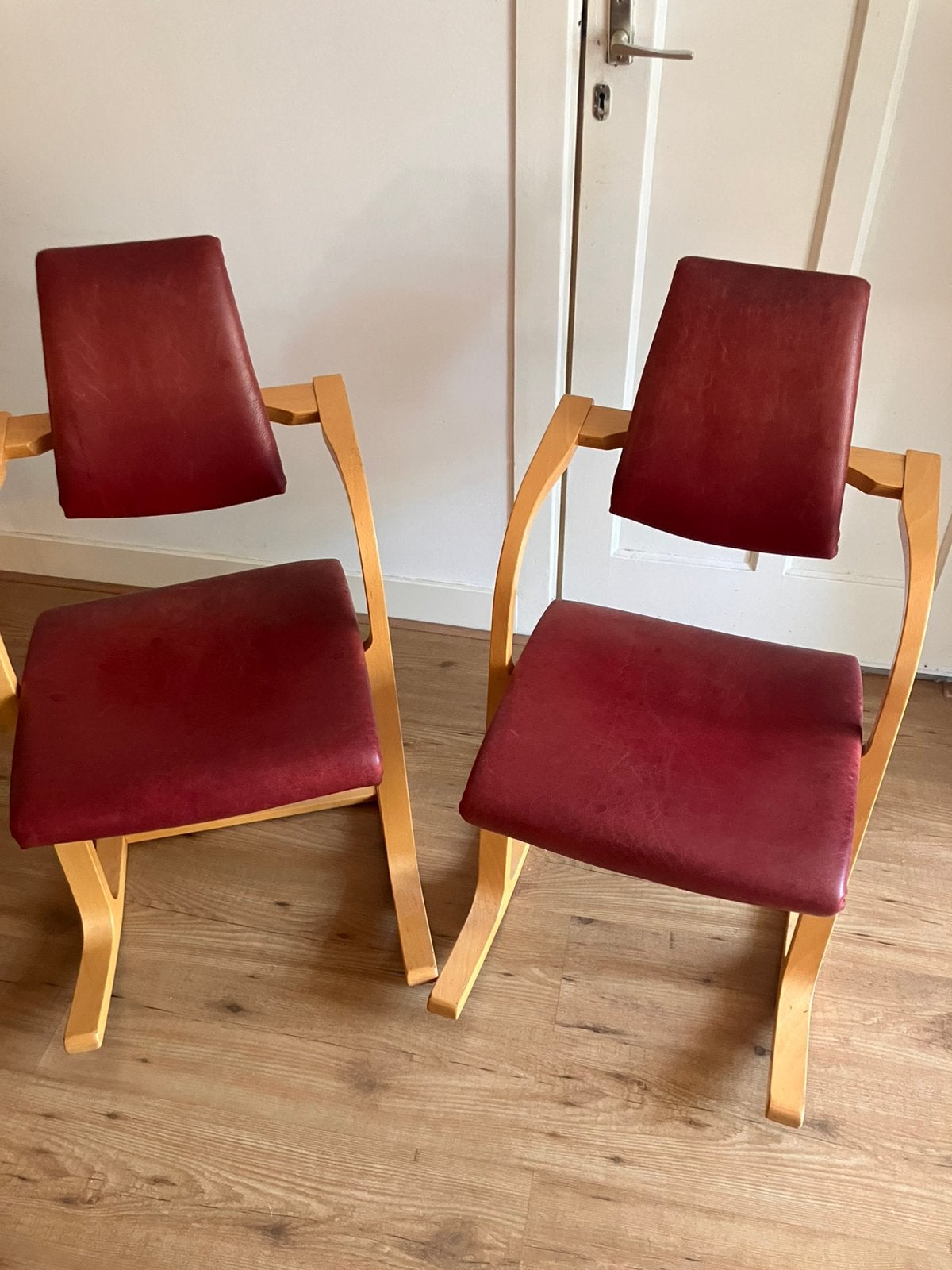 2x Varier eetkamerstoelen met 4 sets leren bekleding, Huis en Inrichting, Stoelen, Ophalen, Gebruikt, Twee, Leer