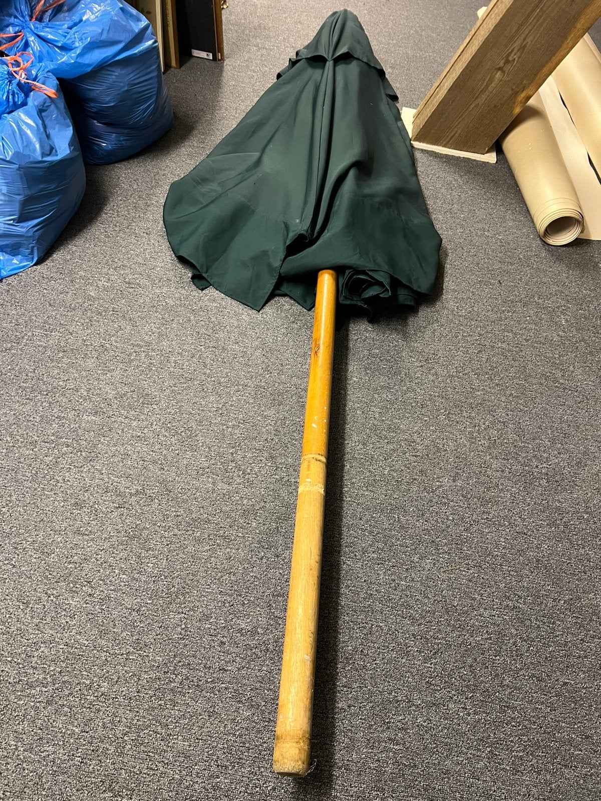 Grote parasol met houten frame en gietijzeren voet, Ophalen, Gebruikt, Parasolvoet
