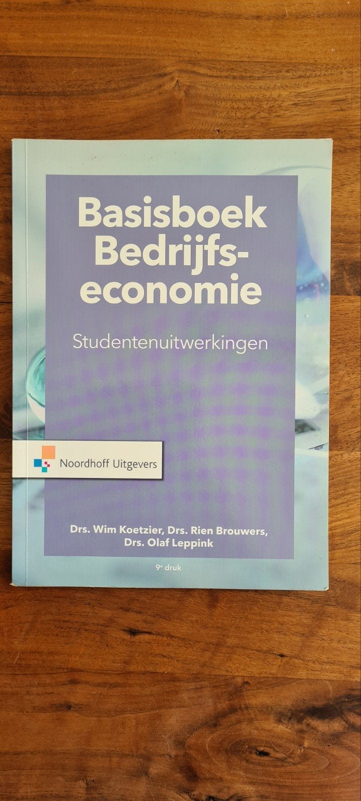 Basisboek Bedrijfseconomie - Studentuitwerkingen 9e druk, Drs. Wim Koetzier, Drs. Rien Brouwers, Drs. Olaf Leppink, Zo goed als nieuw