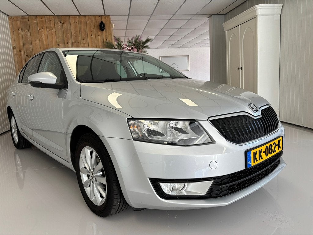Skoda Octavia 1.0 TSI, BUSINESS AUTOMAAT, TREKHAAK, NAVI, CR, Stof, Gebruikt, Zwart, Parkeersensor