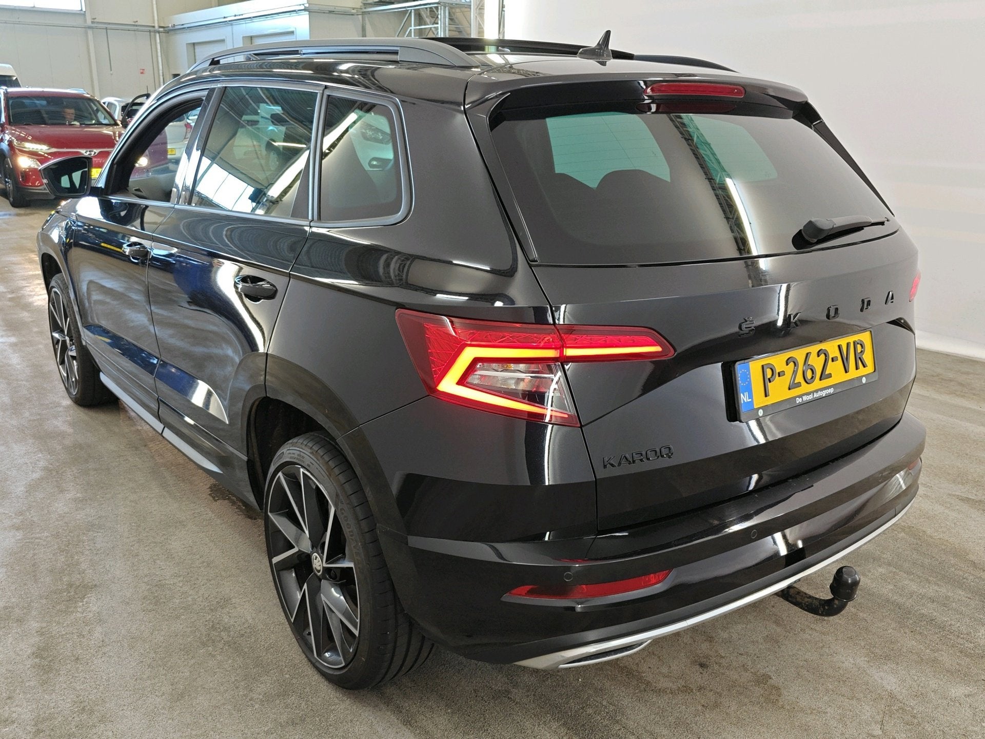Skoda Karoq 1.5 TSI 150pk Automaat Sportline Business | Pano, Auto's, Skoda, Stof, 4 cilinders, 24 maanden, Zwart