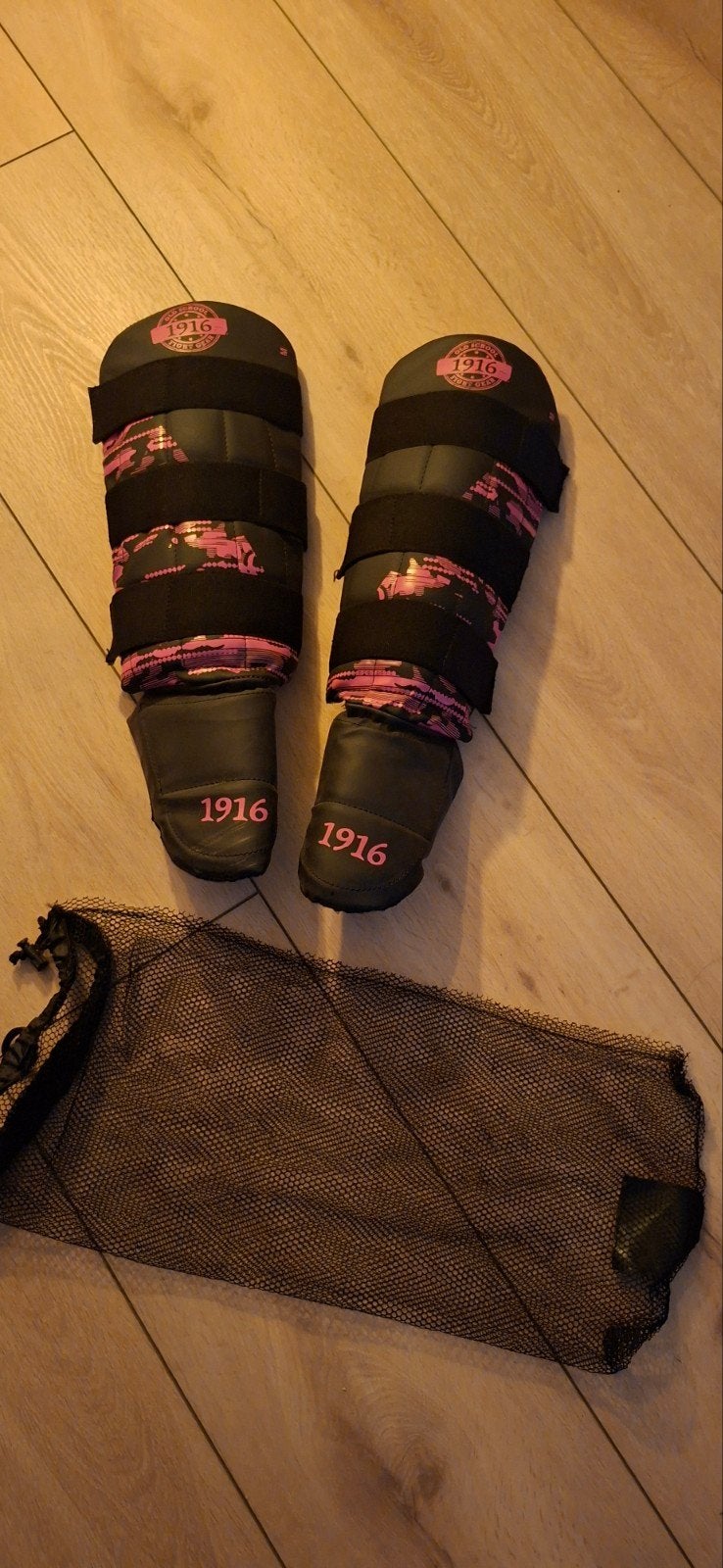 Scheenbeschermers Boksen - Zwart/Roze, Sport en Fitness, Ophalen of Verzenden, Zo goed als nieuw, Boksbeschermers