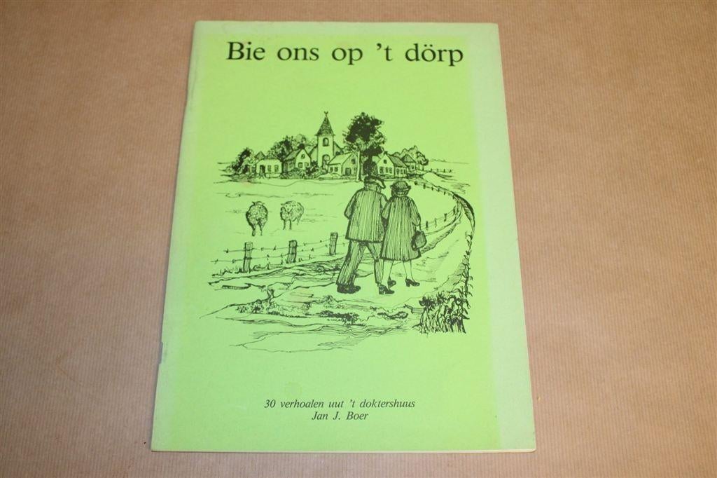 Bie ons op \'t Dörp [1984] — Verhalen in Gronings Dialect, Ophalen of Verzenden, Gelezen