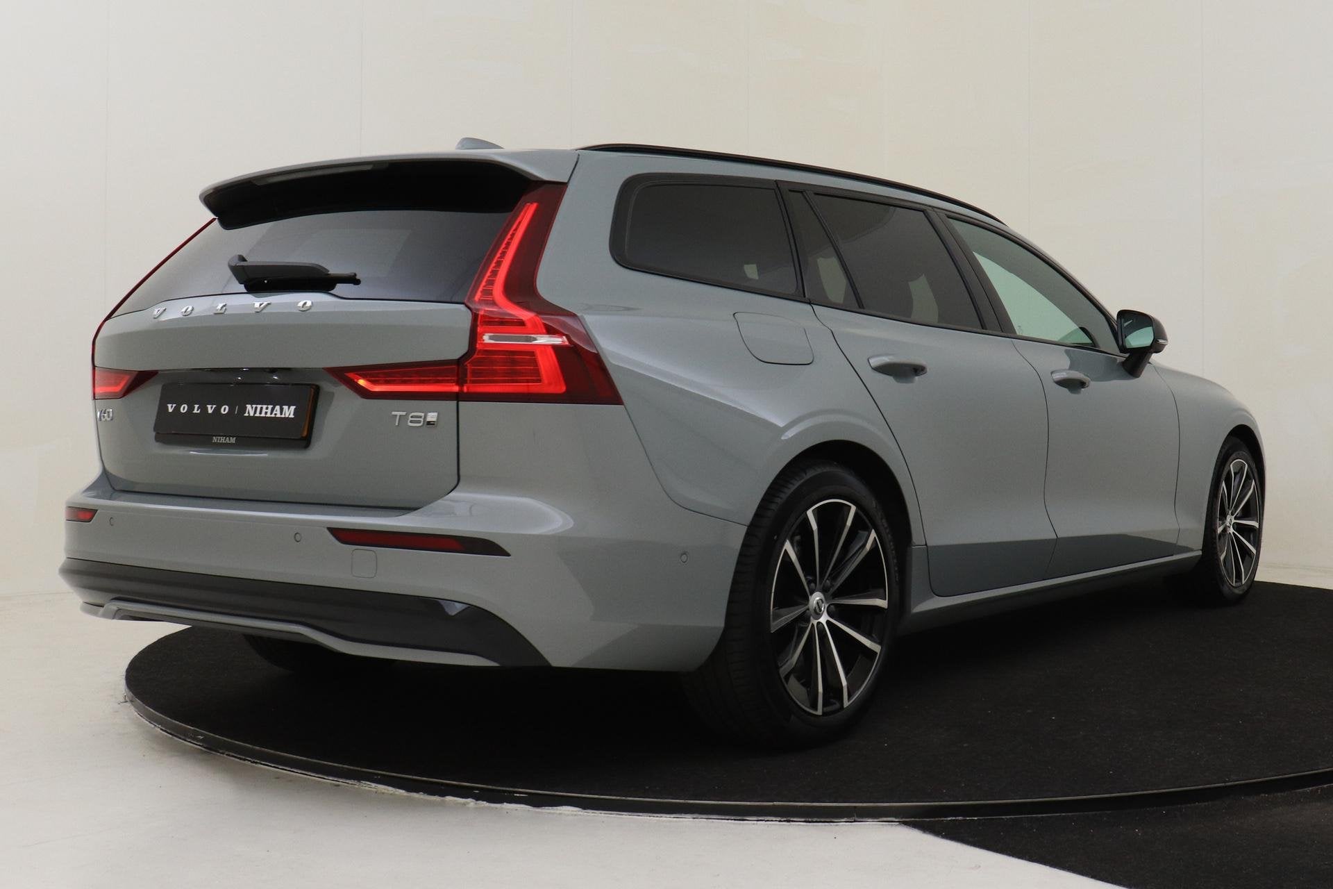 Volvo V60 T8 PLUG-IN HYBRID AWD PLUS DARK -PANO.DAK|HARMAN/K, Auto's, Volvo, Automaat, 12 maanden, Stof, Gebruikt