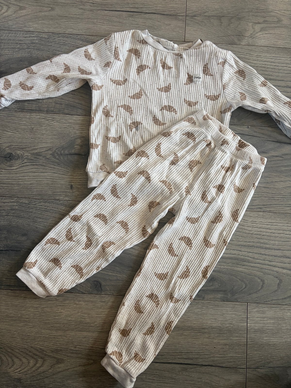 Feetje pyjama maat 104 met croissantjes print, Kinderen en Baby's, Ophalen of Verzenden, Gebruikt, Jongen of Meisje, Nacht- of Onderkleding