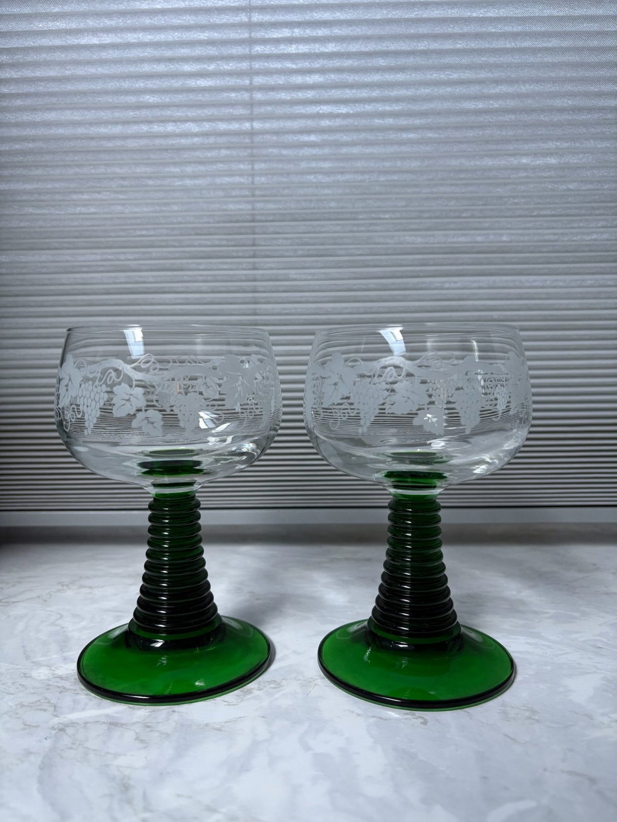 Set van 2 Wijnglazen met Groene Voet en Druivenmotief, Ophalen of Verzenden