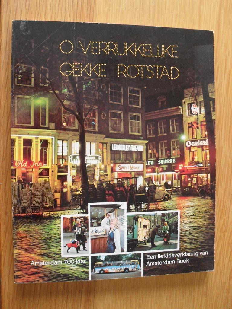 O verrukkelijke gekke rotstad (Amsterdam 700 jaar), Boeken, Geschiedenis | Stad en Regio, Ophalen of Verzenden, Gelezen