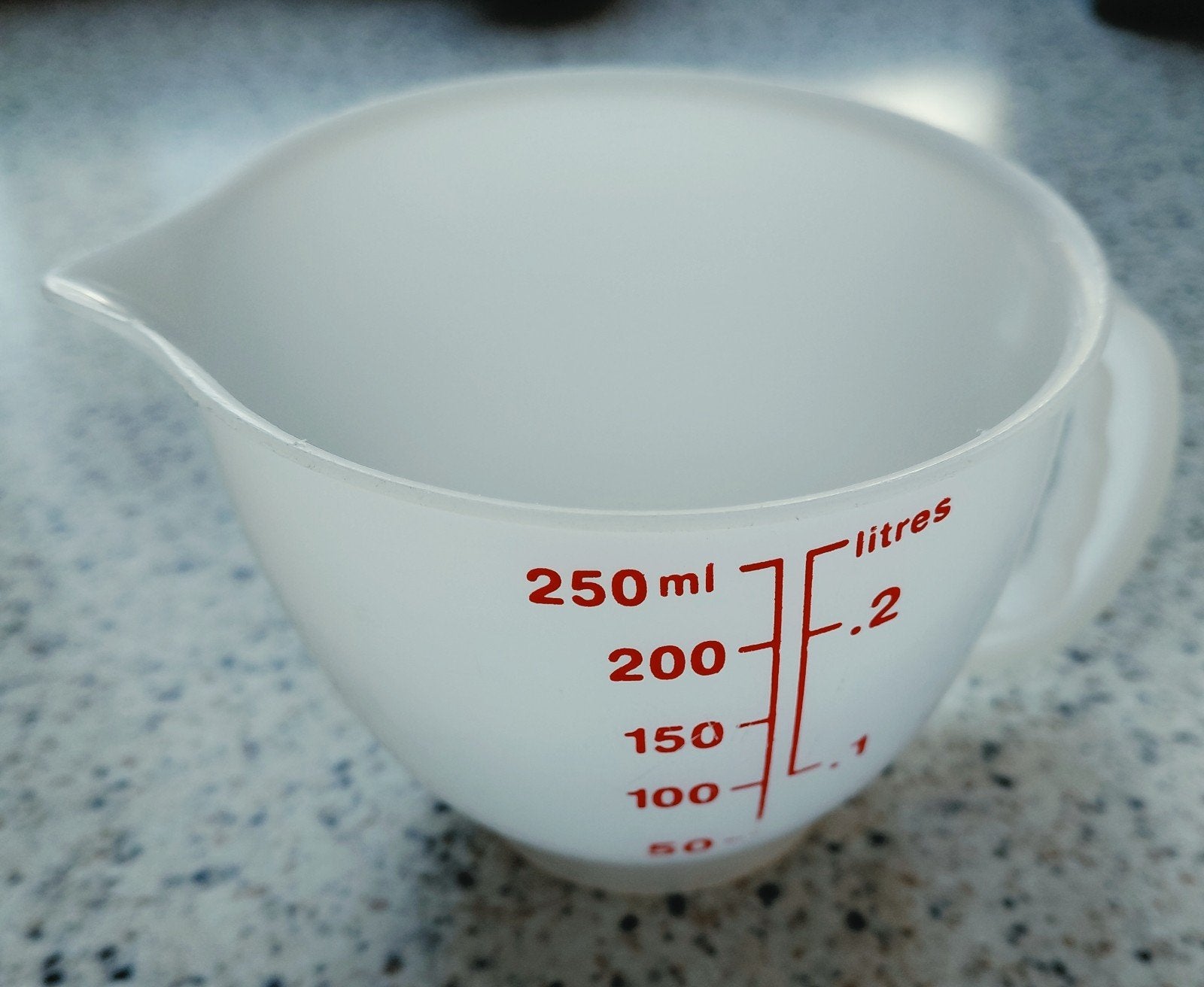Tupperware Maatbeker 250 ml - Wit met Rode Markeringen, Wit, Beker of Kan, Ophalen of Verzenden, Zo goed als nieuw