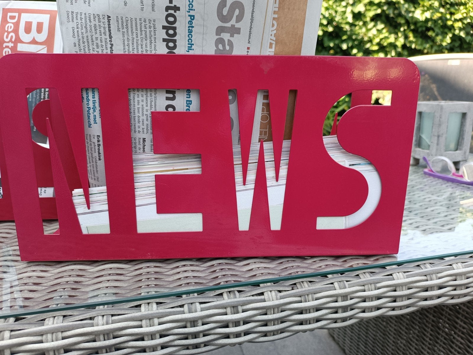 Rode metalen krantenbakken met 'NEWS' uitgesneden, Ophalen, Metaal, Zo goed als nieuw, Mid-century modern
