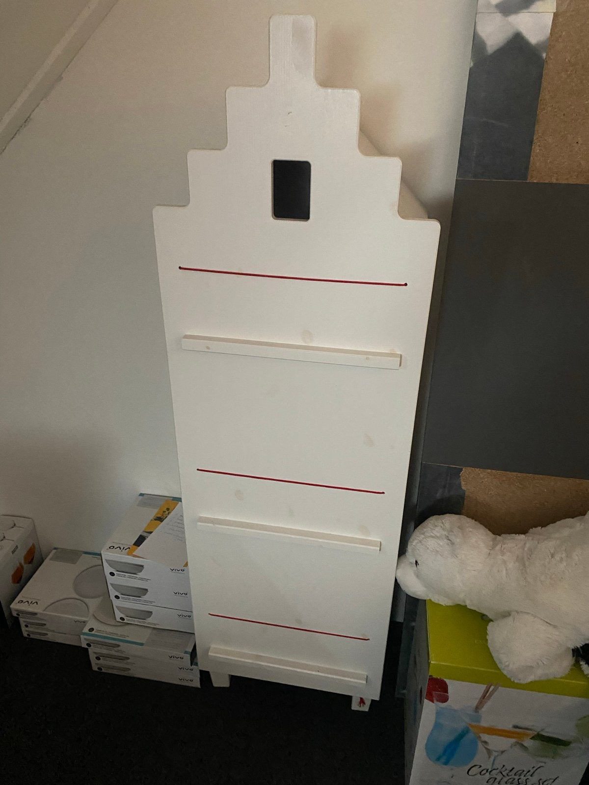 Leuk wit boekenkastje kinderkamer met rode elastieken, Ophalen, Gebruikt, 105 cm of meer, Minder dan 50 cm