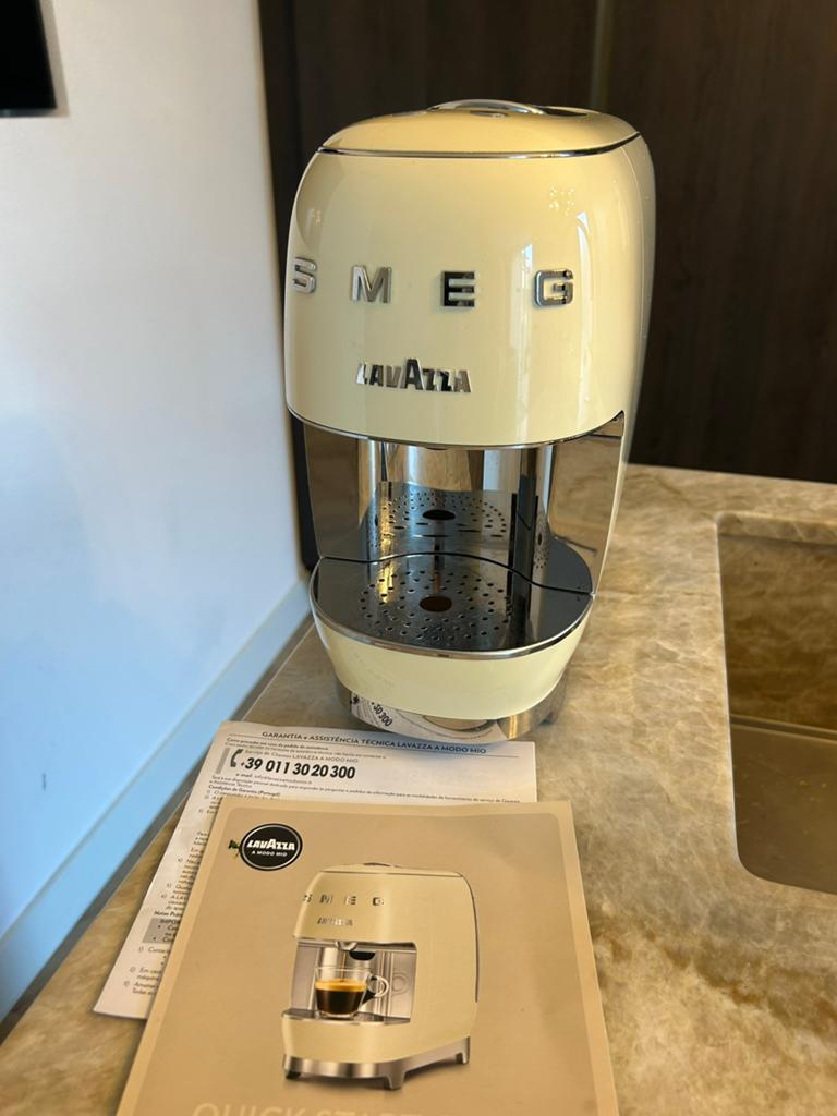 Smeg Lavazza A Modo Mio Espressomachine - Crème, Witgoed en Apparatuur, Koffiezetapparaten, Espresso apparaat, Ophalen of Verzenden