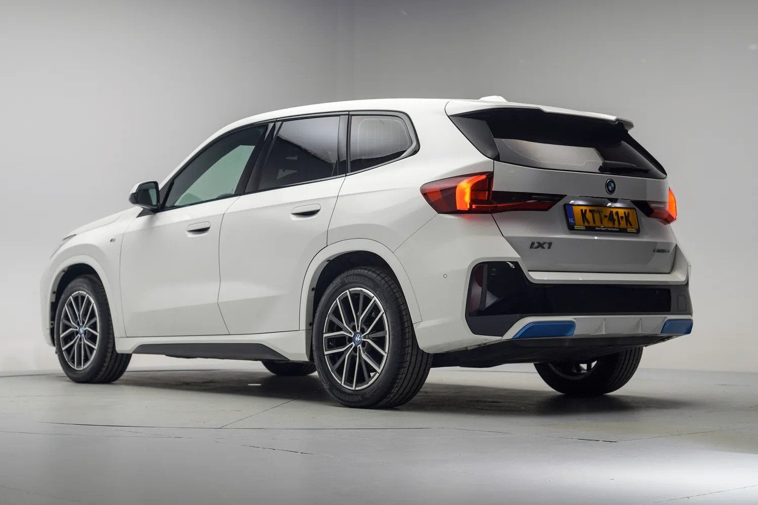 BMW iX1 xDrive30 M Sport Shadow [ SOH 94,2% ] [ Harman/Kardo, Automaat, 0 cilinders, Gebruikt, Wit