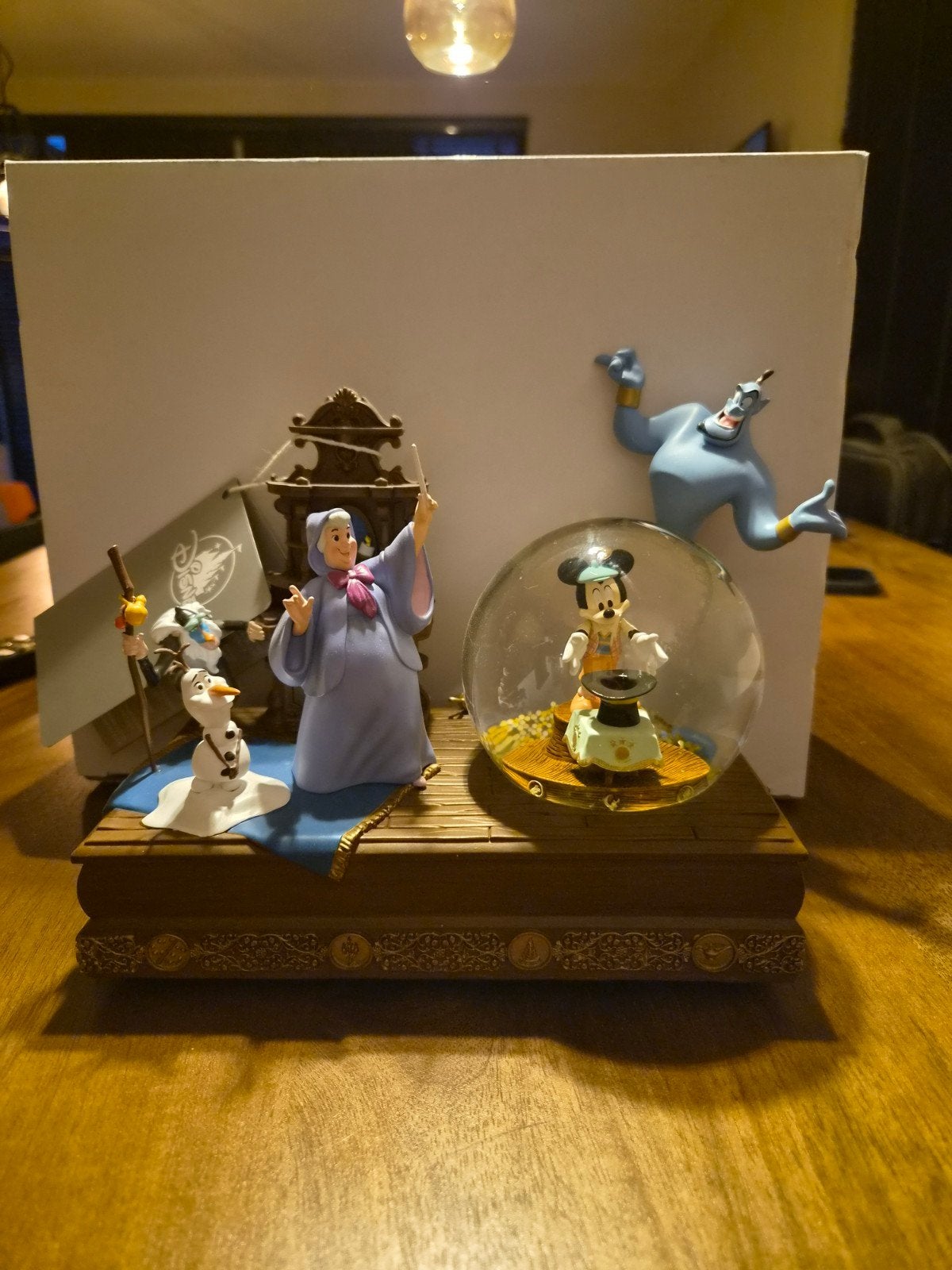 Disneyland Parijs Snowglobe Mickey en de Magician + Muziek, Verzamelen, Ophalen of Verzenden, Mickey Mouse, Nieuw, Beeldje of Figuurtje