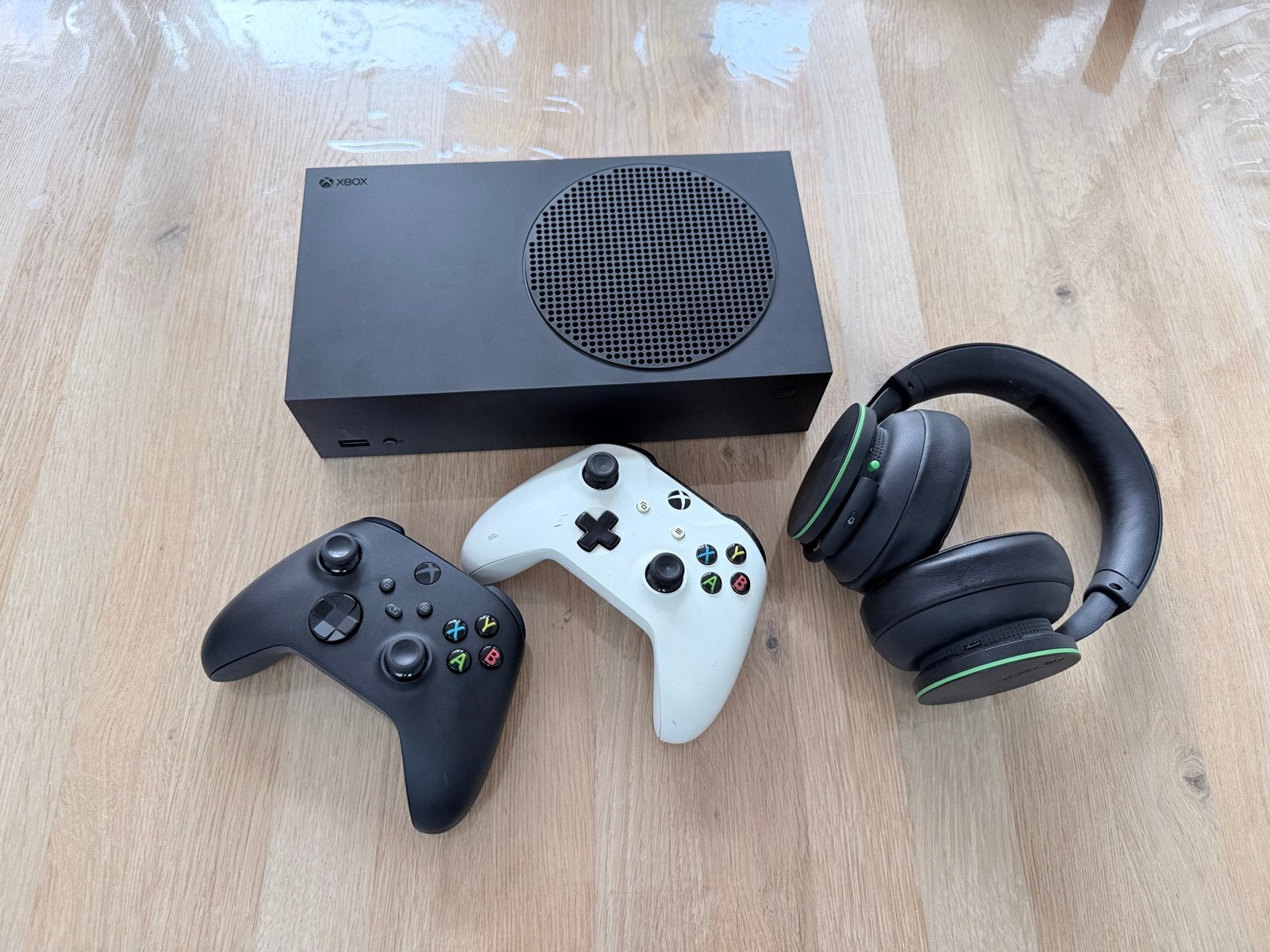 Foto 2 van Xbox Series S digital 1TB met 2 controllers en headset