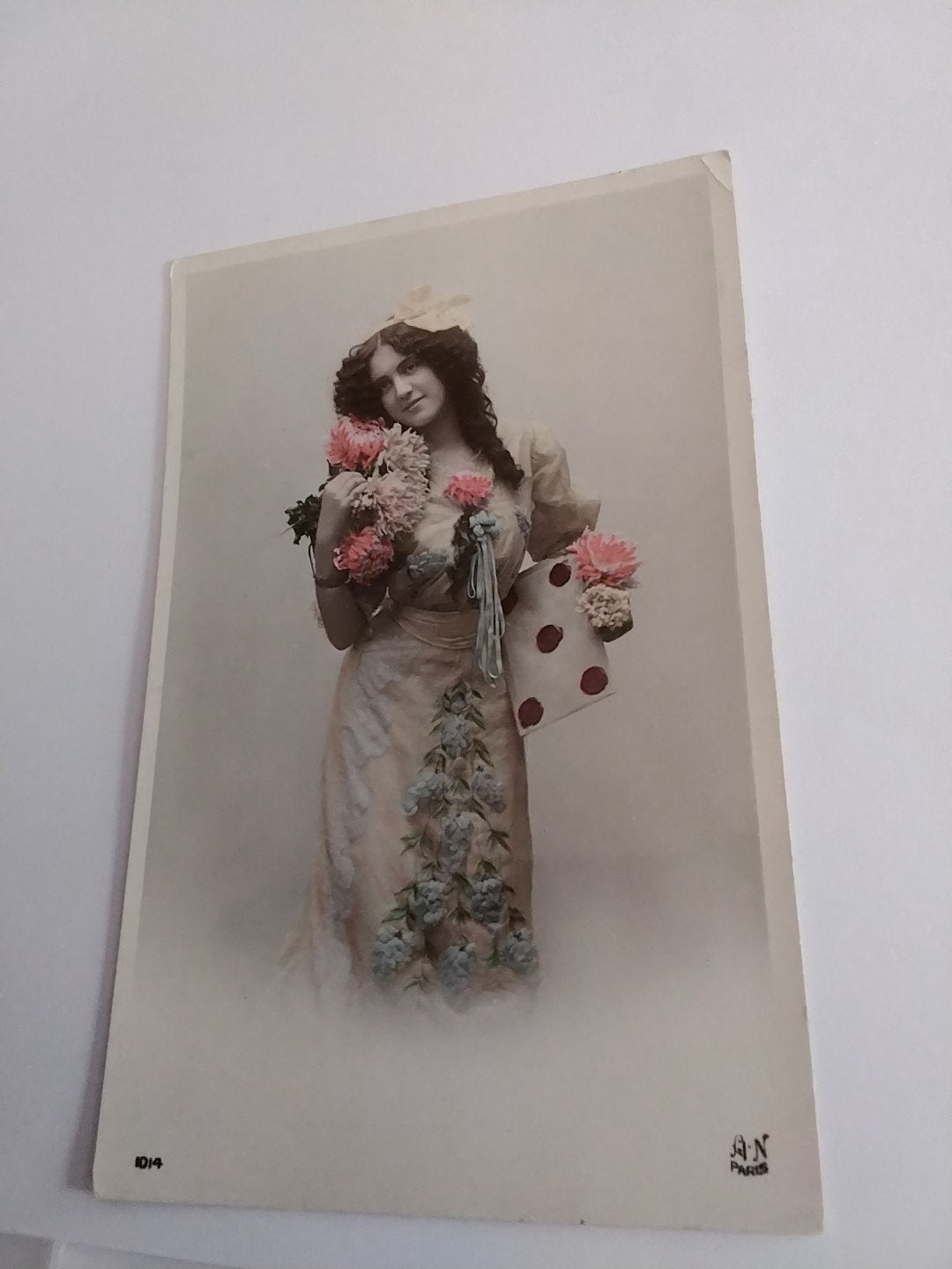 Antieke Franse Ansichtkaart - Vrouw met Bloemen (1900-1920), Ophalen of Verzenden, Voor 1920, Gelopen