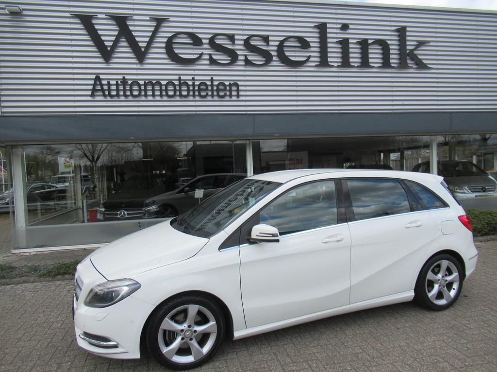 Mercedes-Benz B-Klasse 180 Ambition Automaat/Trekhaak, Gebruikt, 4 cilinders, Met garantie (alle), Bi-Xenon koplampen