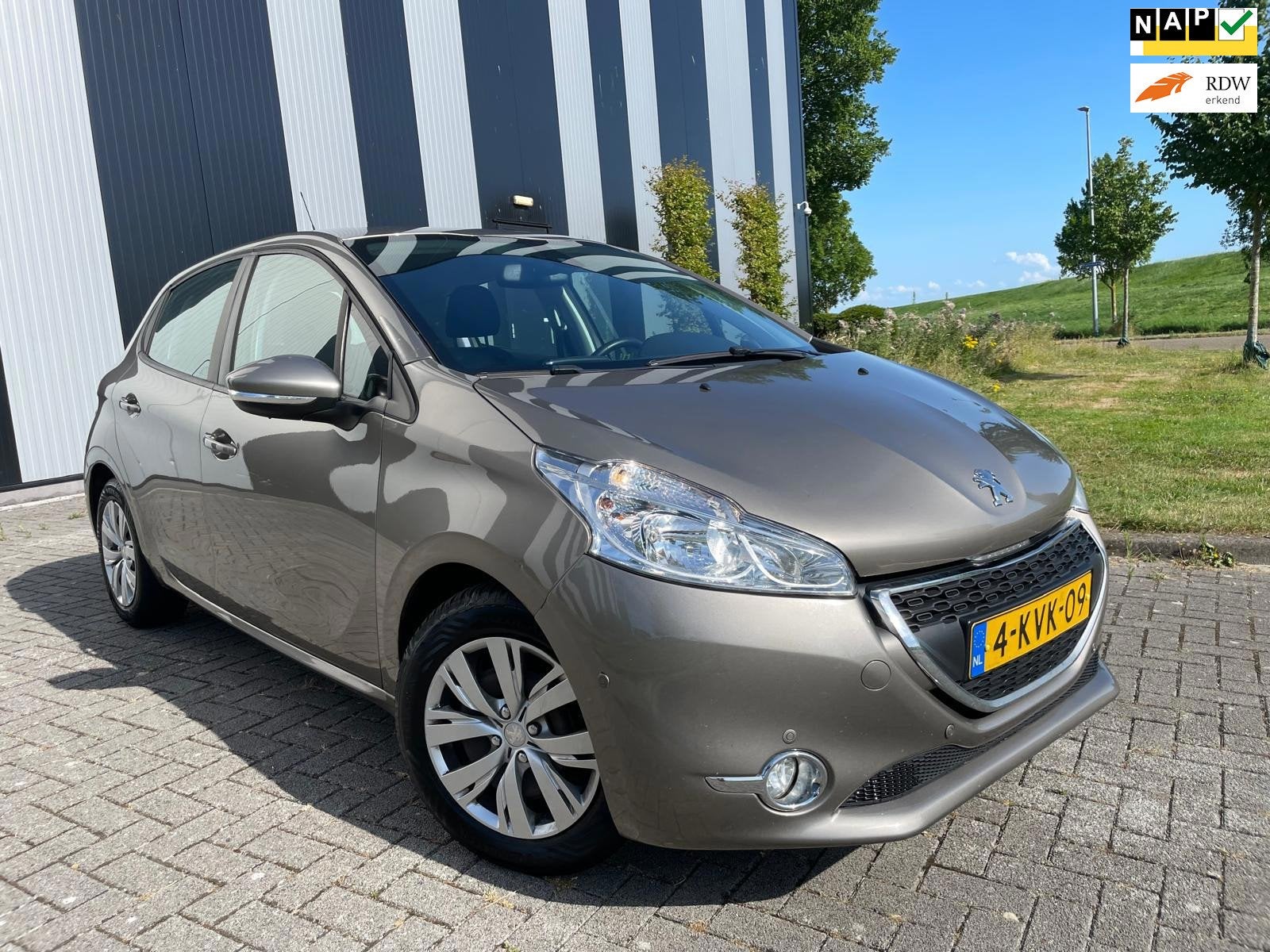 Peugeot 208 1.2 VTi Envy Clima-Cruise-Navi-Pdc-Trekhaak, Voorwielaandrijving, Euro 5, Gebruikt, 31 €/maand