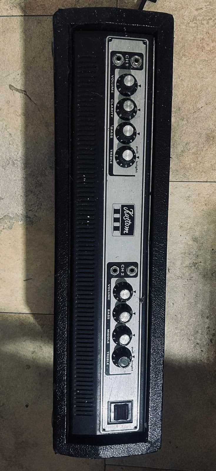 Kustom III-B2-kanaals 130-state basgitaarversterkerkop, Ophalen of Verzenden, Zo goed als nieuw, Minder dan 500 watt