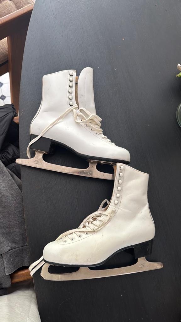 Witte kunstschaatsen maat 41, slechts twee keer gebruikt, Ophalen, Zo goed als nieuw, Kunstschaatsen