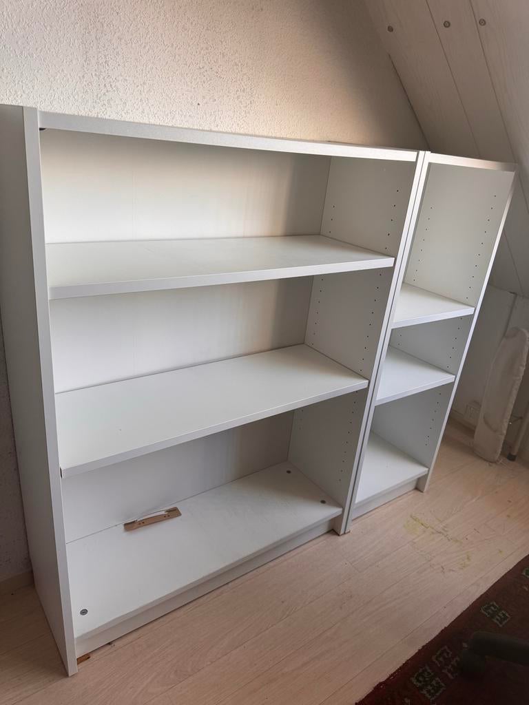 Laag wit boekenkastje met verstelbare planken, Ophalen, Met plank(en), Gebruikt, 50 tot 100 cm