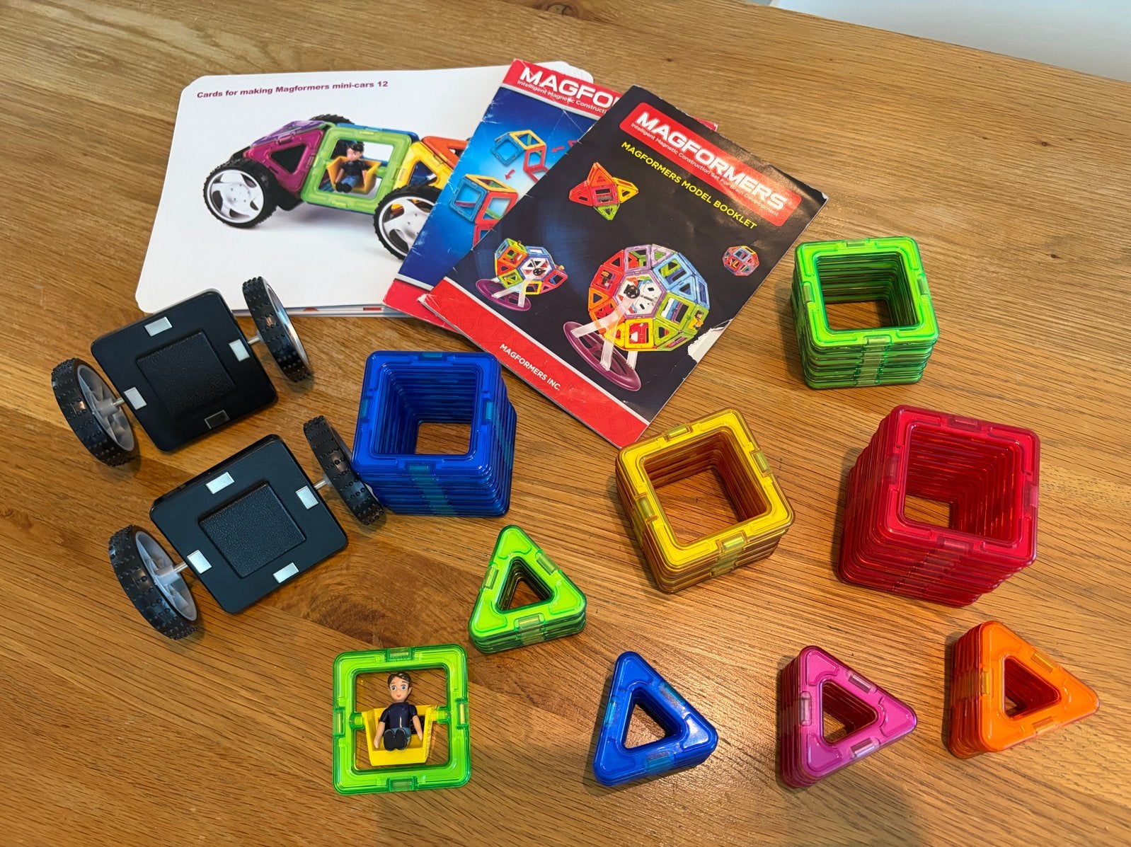 Magformers set: 28 driehoeken, 40 vierkanten, 2 wielsets, Ophalen of Verzenden, Gebruikt, Overige merken