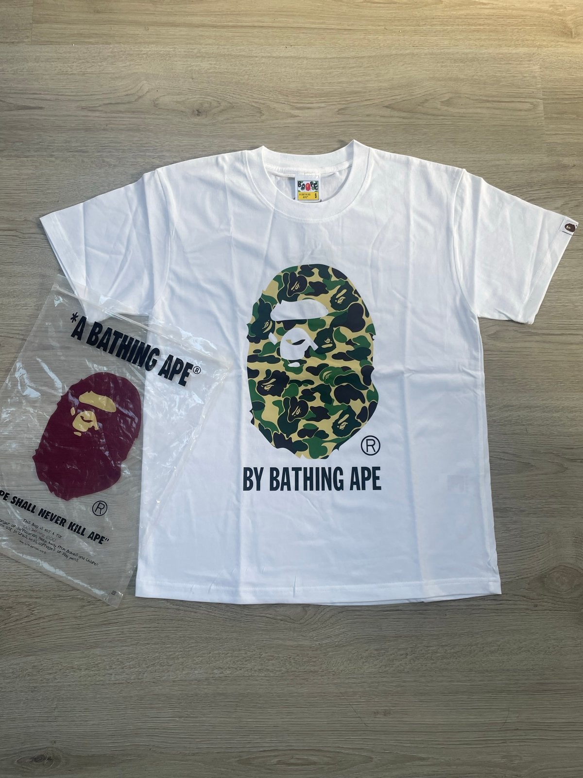 A Bathing Ape BAPE T-shirt met camouflage logo - maat S, Ophalen of Verzenden, Nieuw, Maat 46 (S) of kleiner, Wit