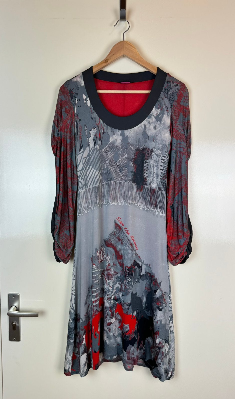 SACE THE QUEEN Avant Garde Abstract Logo Jurk Dress Wolfs M, Maat 38/40 (M), Ophalen of Verzenden, Zo goed als nieuw, Knielengte