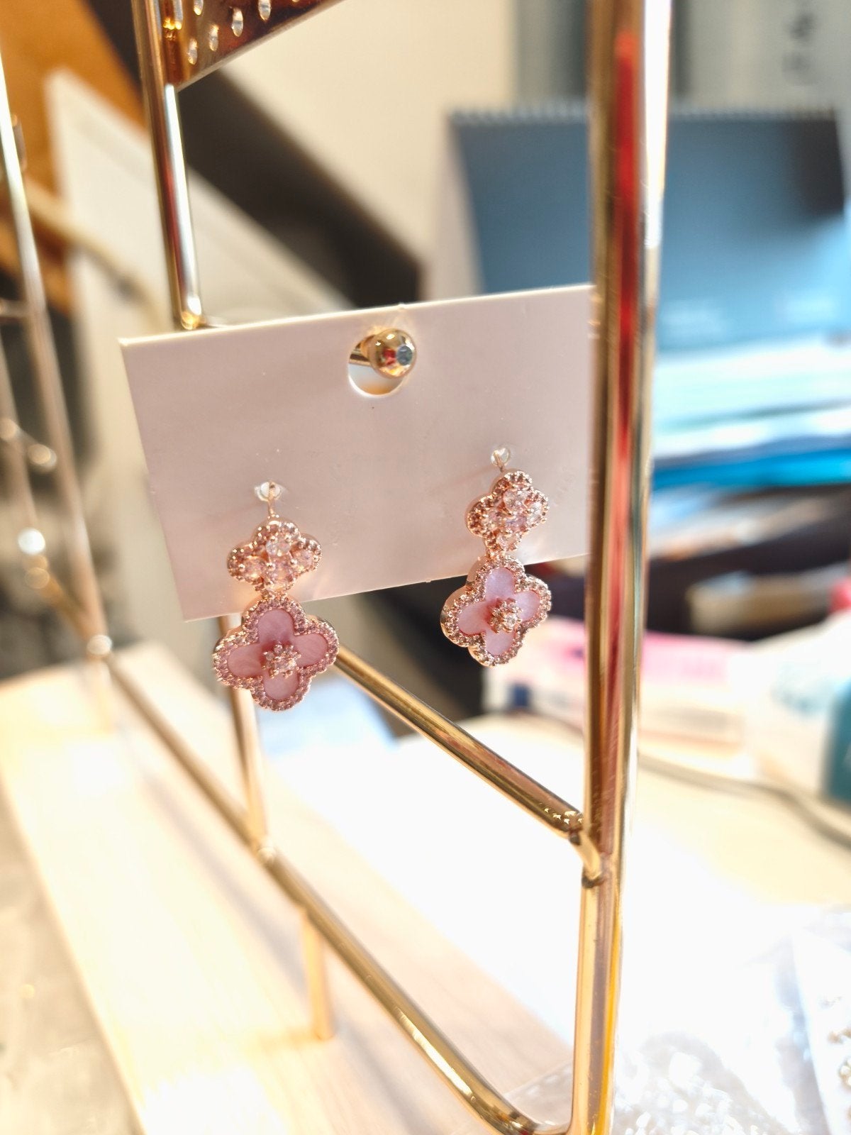 Elegante roze klaver oorbellen met sprankelende steentjes, Overige materialen, Hangers, Nieuw, Ophalen of Verzenden