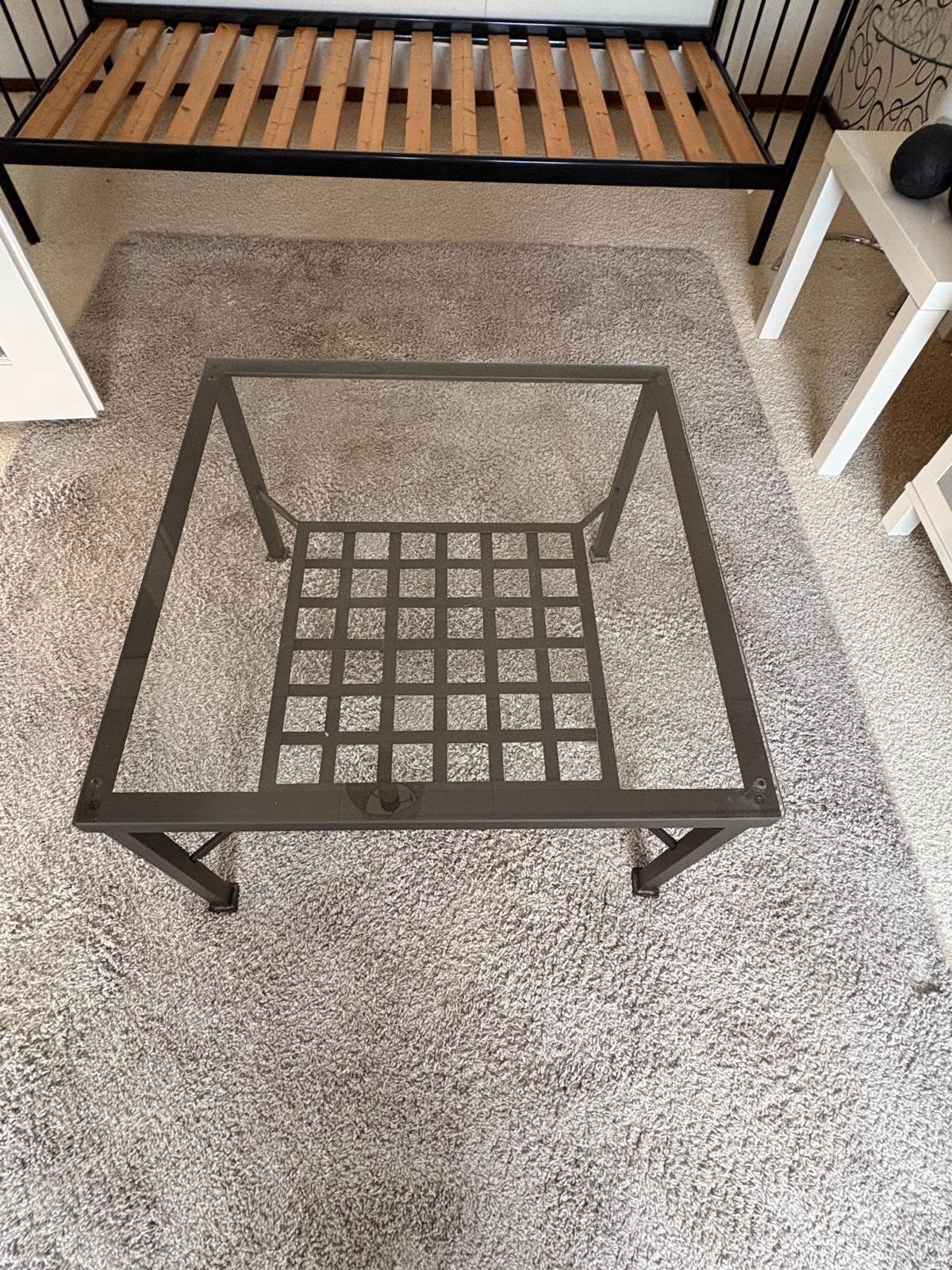 Glazen salontafel met metalen onderstel, 50 – 75, 50 tot 100 cm, Vierkant, Zo goed als nieuw