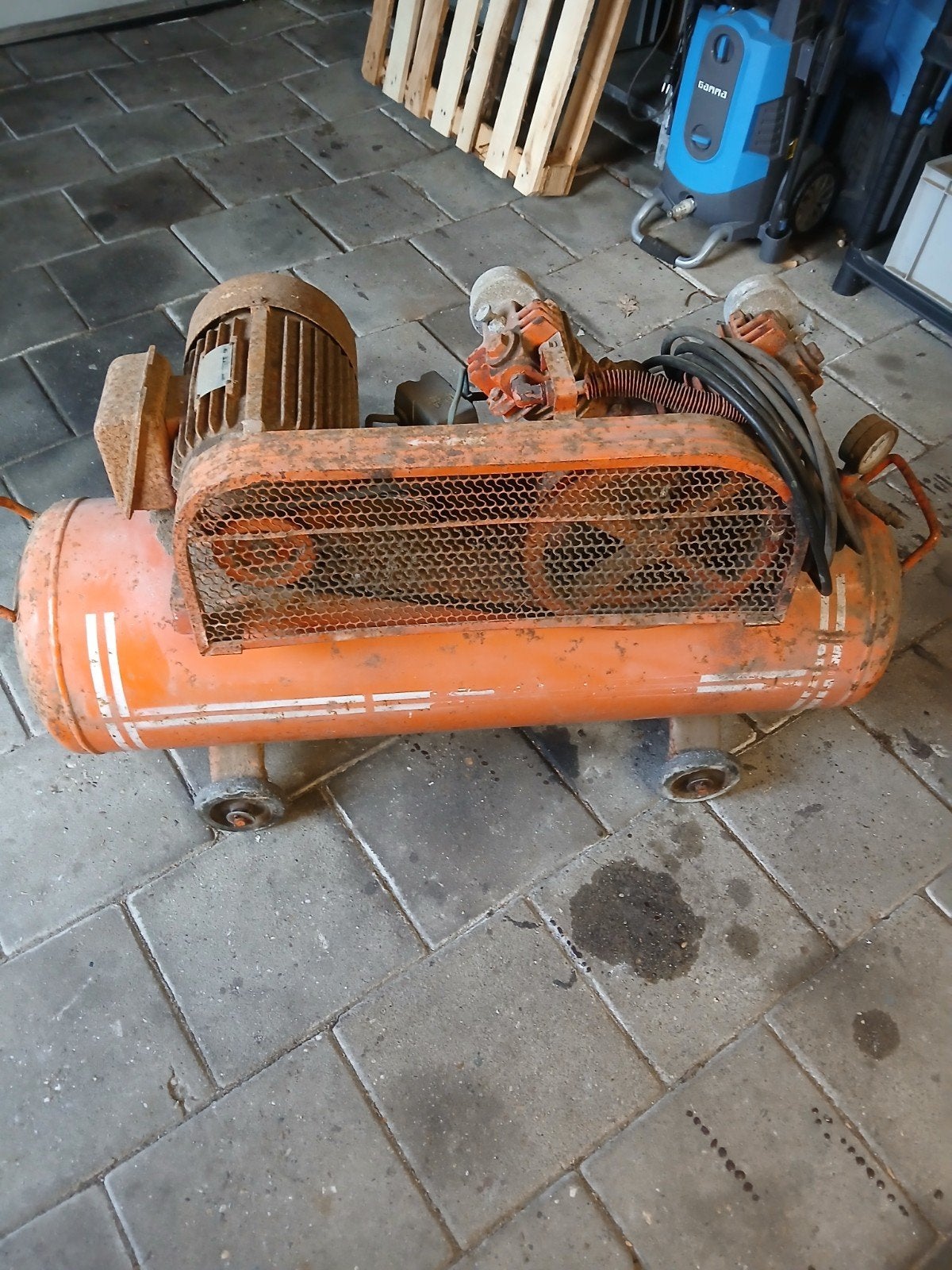Compressor met lekke tank - werkt nog!, Gebruikt, Ophalen of Verzenden, Minder dan 200 liter/min, Minder dan 25 liter