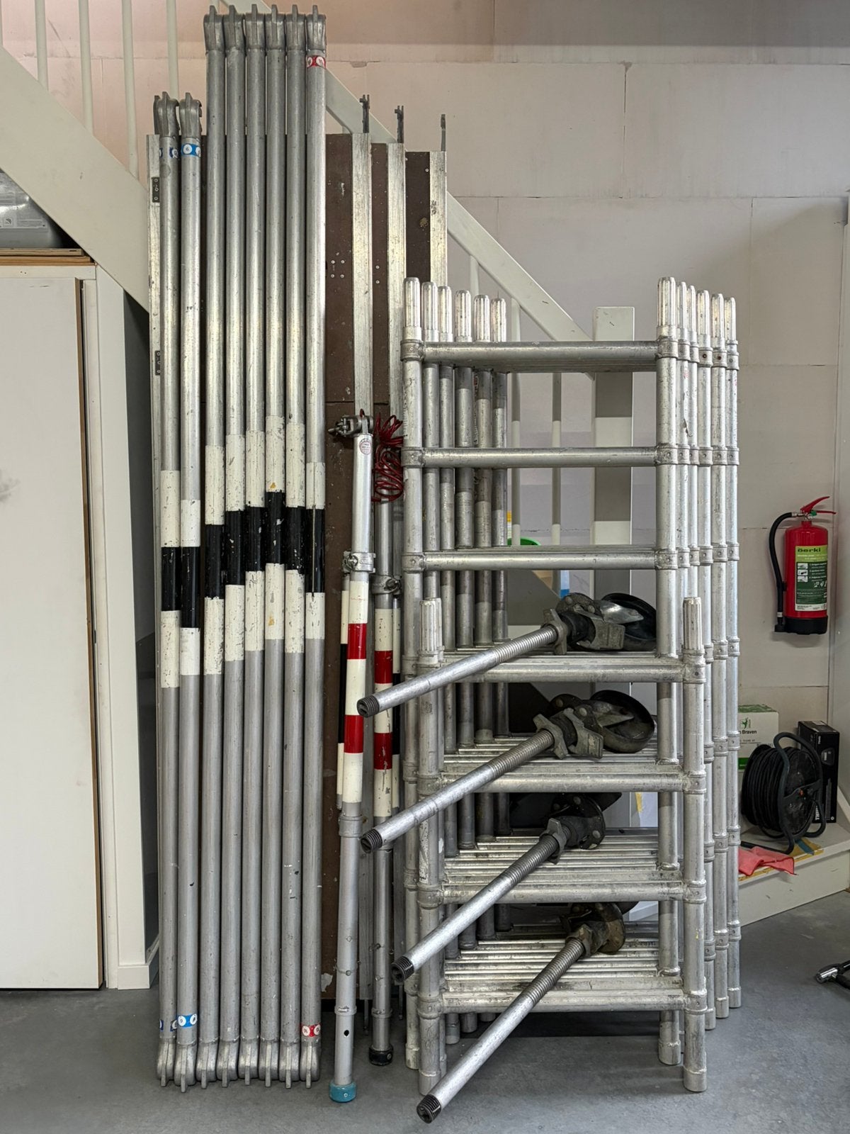 Smalle skyworks rolsteiger aluminium, Doe-het-zelf en Verbouw, Steigers, Ophalen of Verzenden, Zo goed als nieuw, Rolsteiger of Kamersteiger