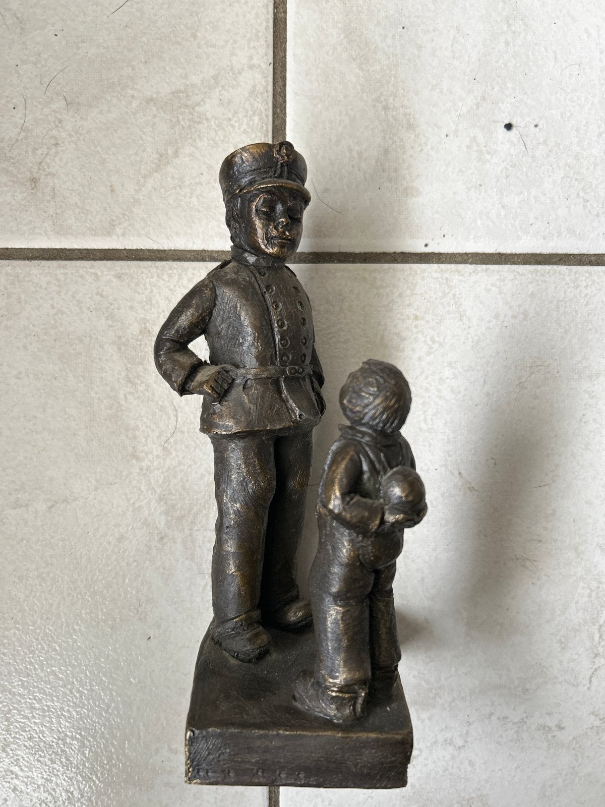 Bronzen beeldje: Officier en jongen, gesigneerd, Ophalen, Groep mensen, Brons, Beeld