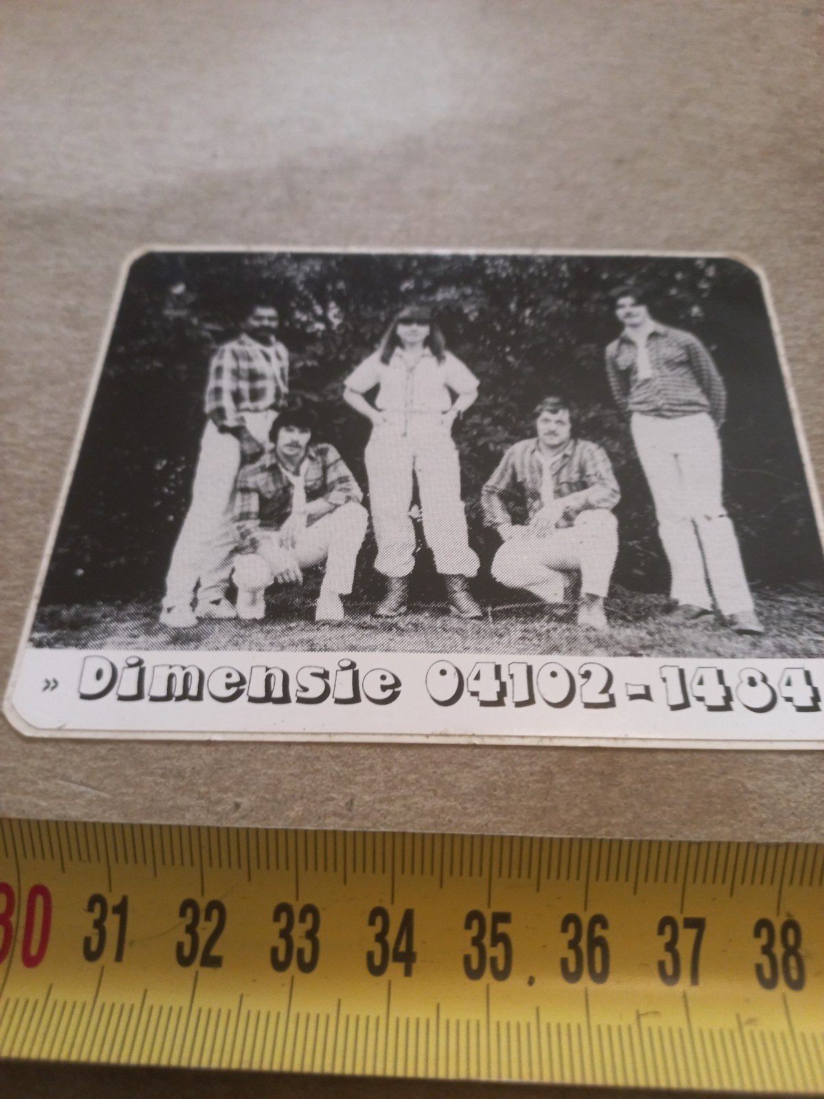 Vintage fotosticker 'Dimensie' band met telefoonnummer, Ophalen of Verzenden, Gebruikt