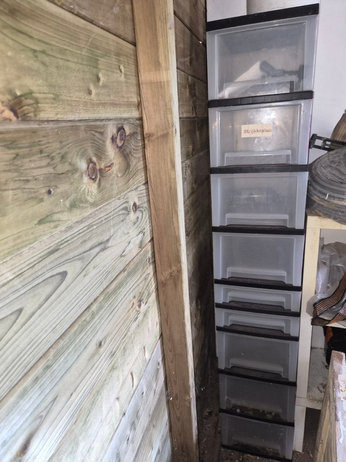 Gratis ladekast - jaren in de schuur gestaan, Huis en Inrichting, Ophalen, Gebruikt, 5 laden of meer, 100 tot 150 cm