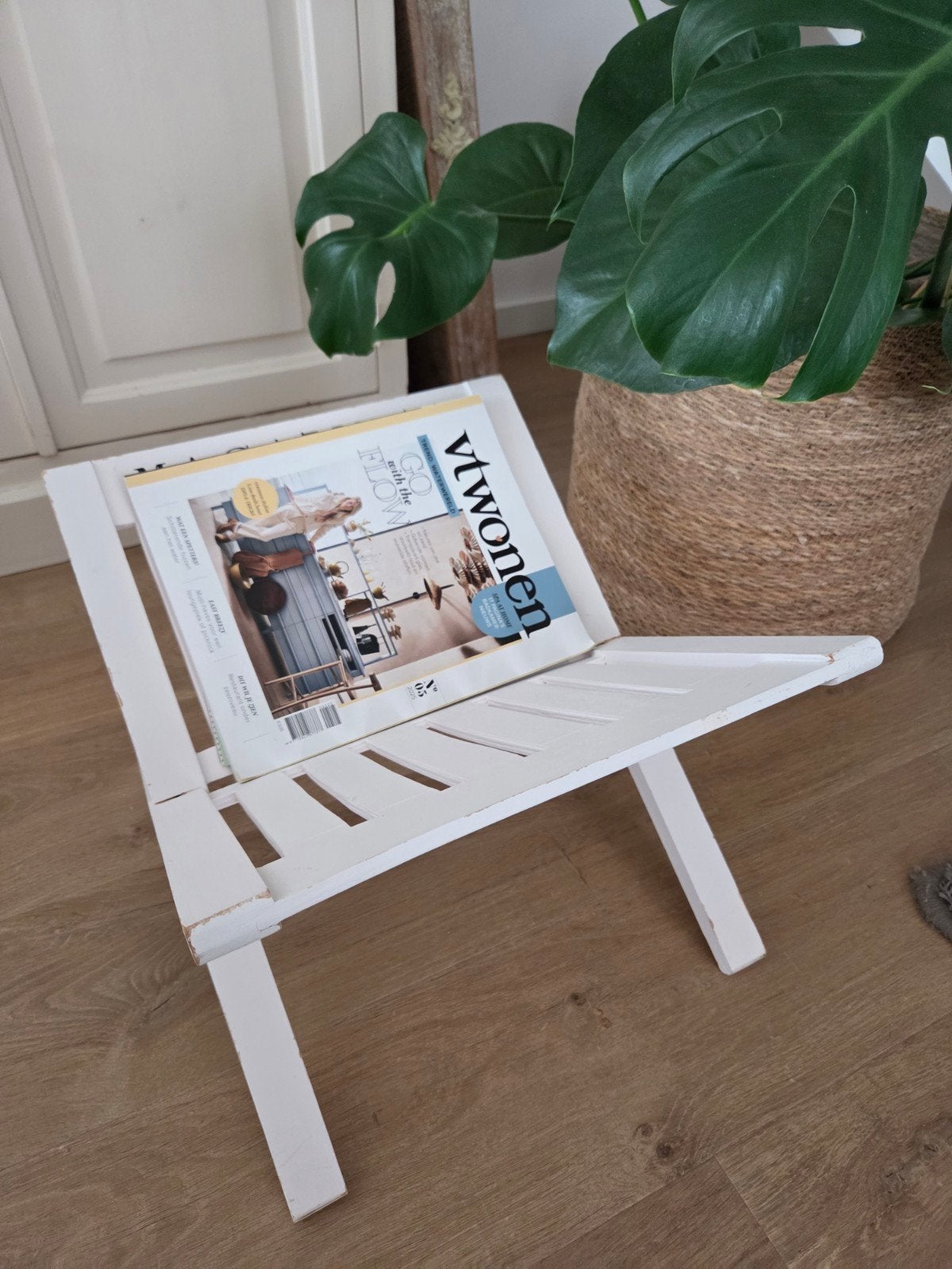 Witte houten tijdschriftenhouder met 'MAGAZINES' opdruk, Inklapbaar, Gebruikt, Ophalen of Verzenden, Tijdschriftenrek