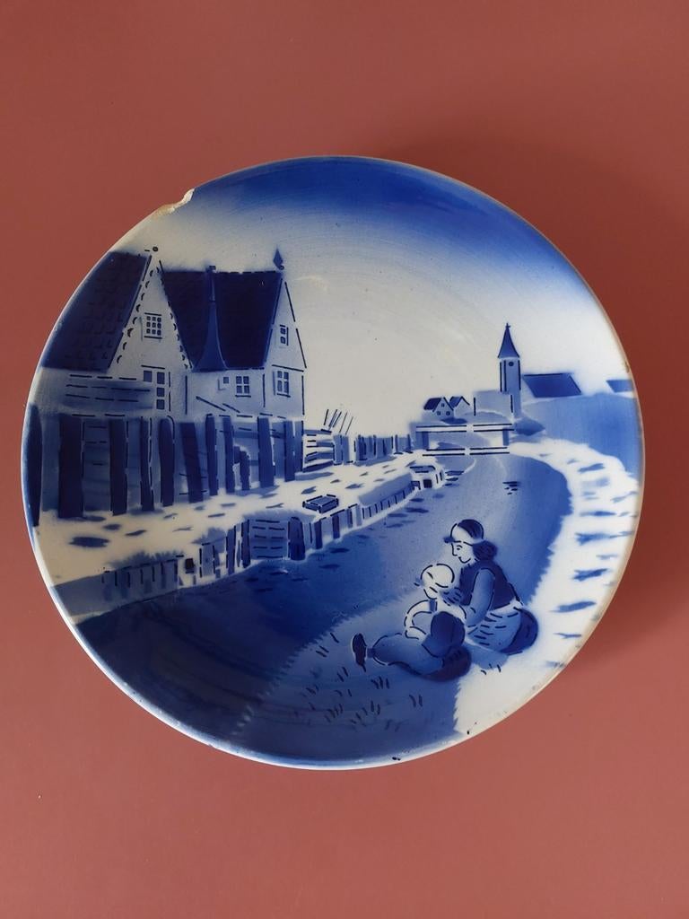 Groot antiek wandbord, afb meisjes,huizen,sloot en kerk., Ophalen of Verzenden