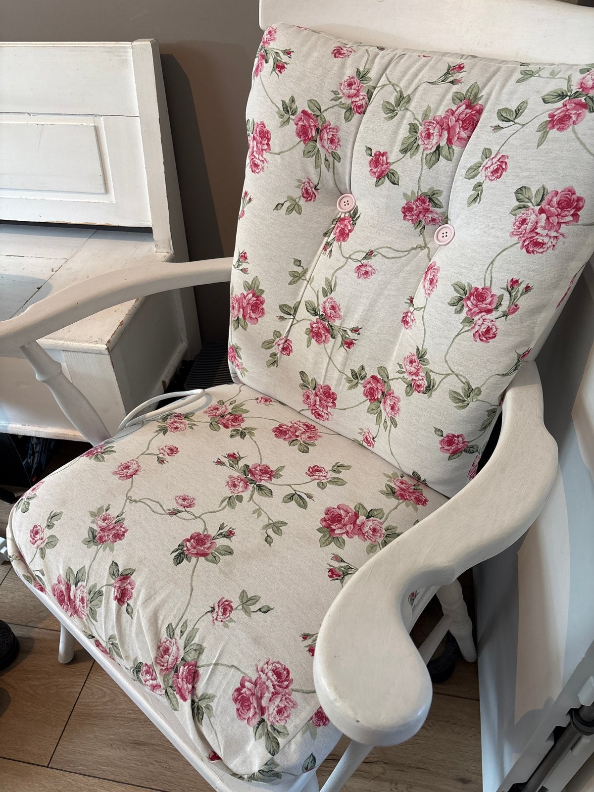 Witte brocate stoel met rozenprint kussens, Ophalen, Gebruikt, Wit, Eén
