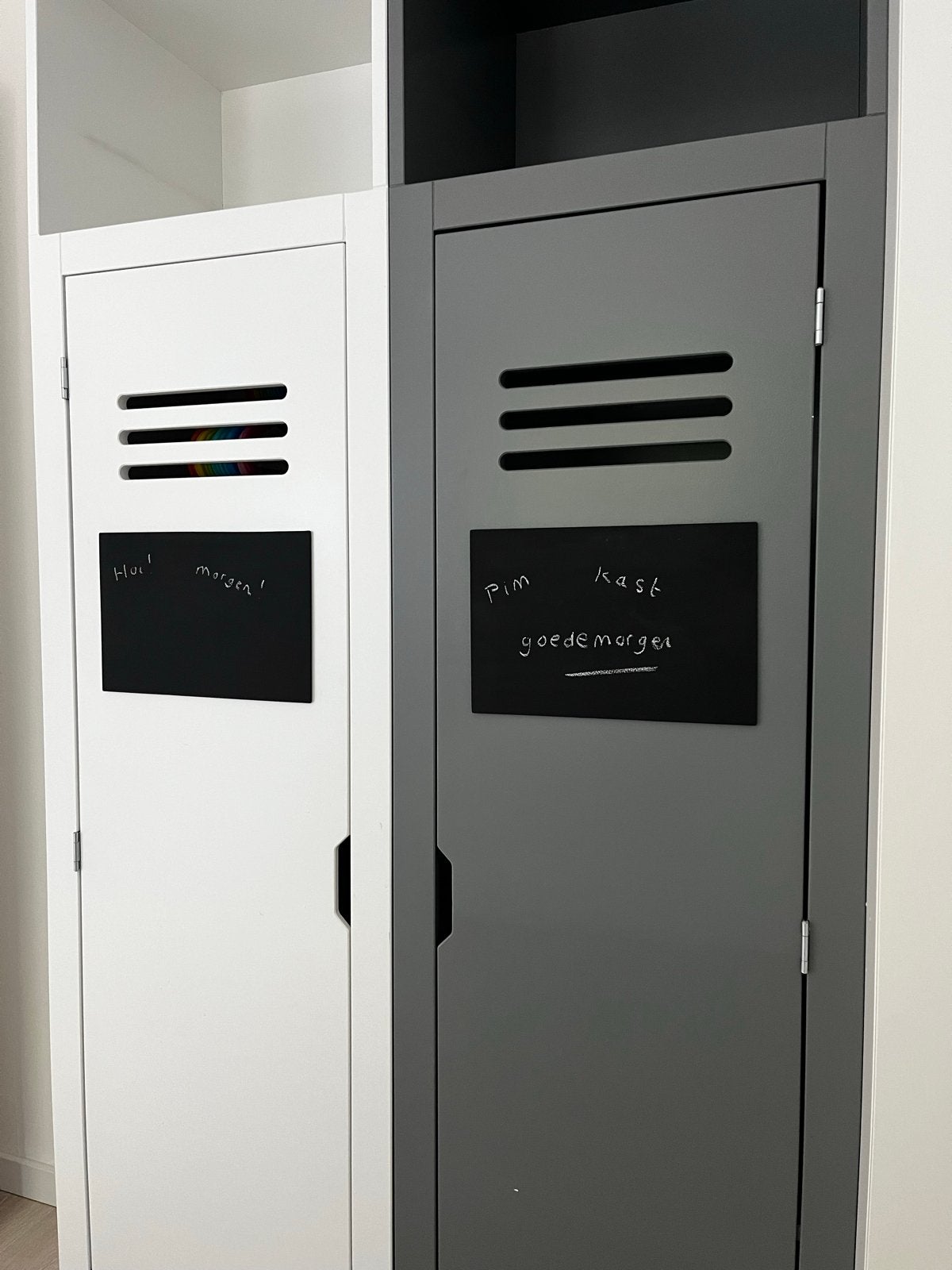 Set van 2 kledingkasten/lockers met krijtbord - Wit en Grijs, Ophalen, Gebruikt, 50 tot 100 cm, Modern