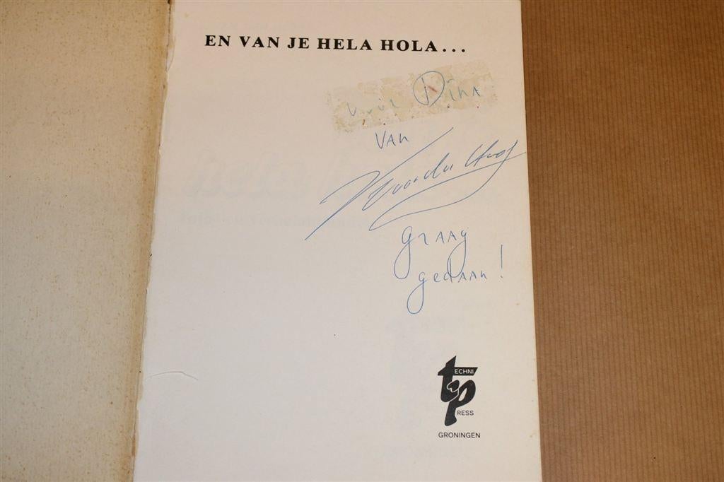 En van je Hela Hola... — Gesigneerd Foto- & Verhalenboek, Ophalen of Verzenden, Gelezen