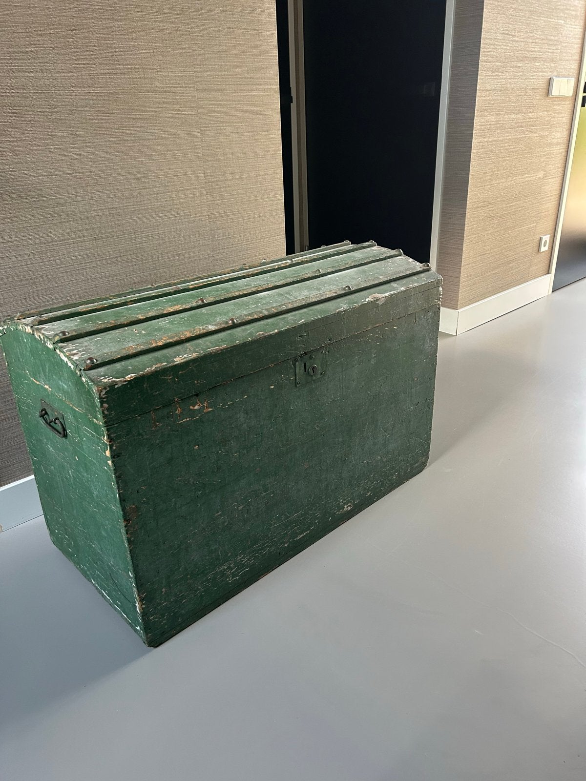 Antieke groene houten kist met slot en handvatten, Ophalen