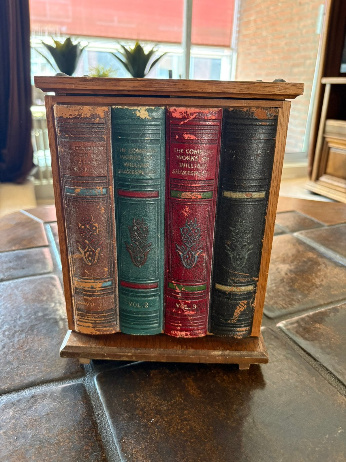Antiek kastje met boeken maar is fopkastje met karaf, Ophalen