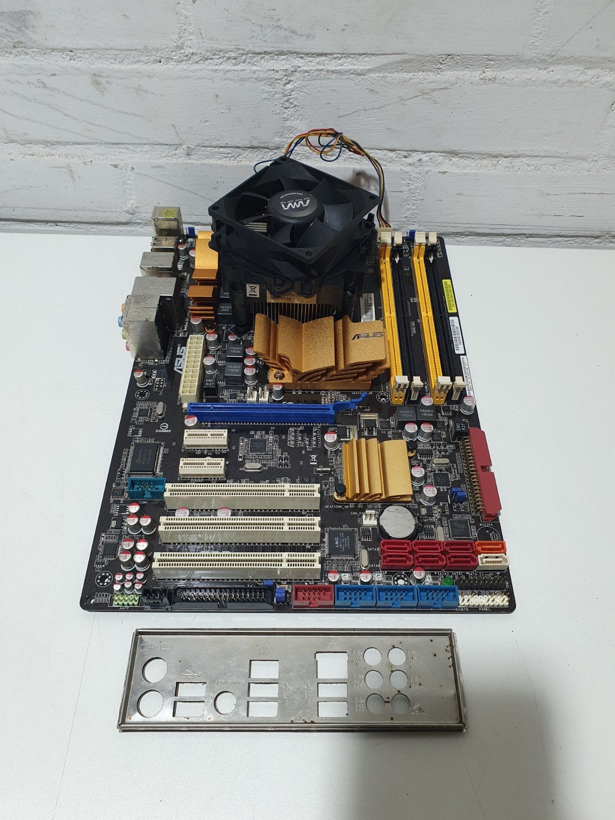 ASUS P5Q Moederbord + Intel Core 2 Quad Q8200 + Koeler, Computers en Software, ., Zo goed als nieuw, DDR2, .